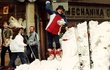 Slavná filmová scéna Romana Skamene na hromadě sněhu přivezeného do centra Prahy.