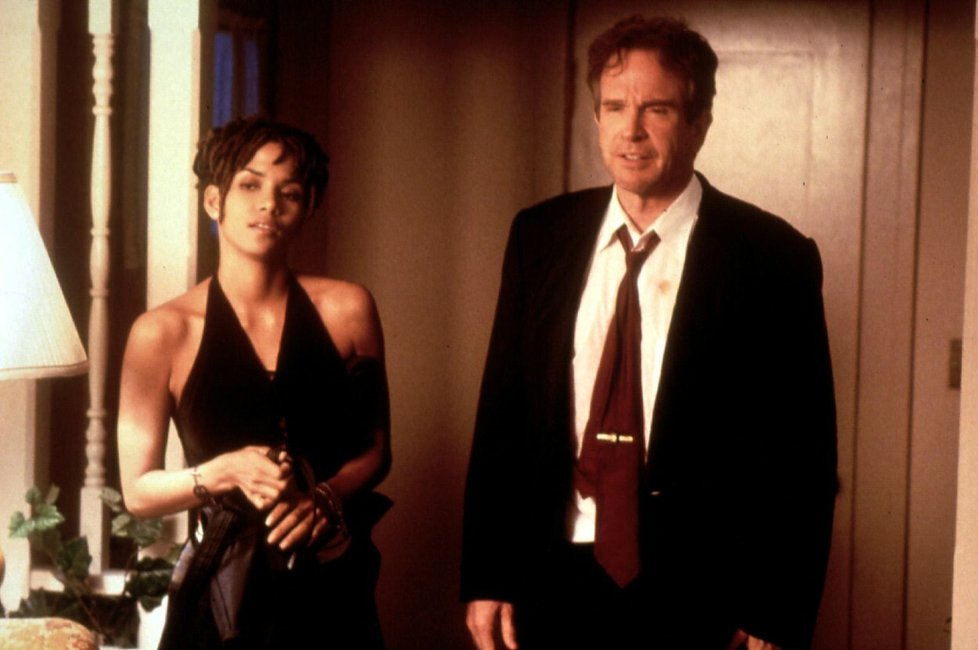 Warren Beatty a Halle Berryová ve filmu Skandál Bulworth (1998)