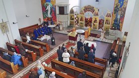 Kněz se rozzlobil poté, co pracovník pohřební služby vstoupil za oltářní stěnu svatých obrazů, kam je nepovolaným vstup zakázán.