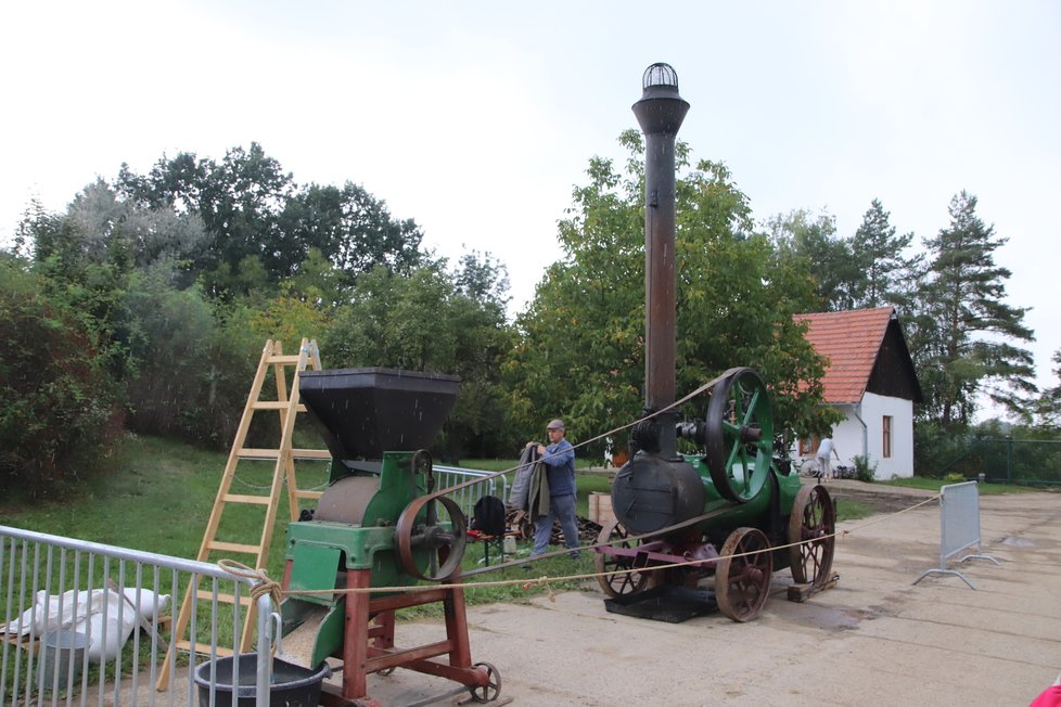 Využití parního stroje na vesnici. Skanzen ve Strážníci představil o víkendu 18. a 19. září 2021 tradiční zvyklosti na vesnici na přelomu 19. a 20. století.