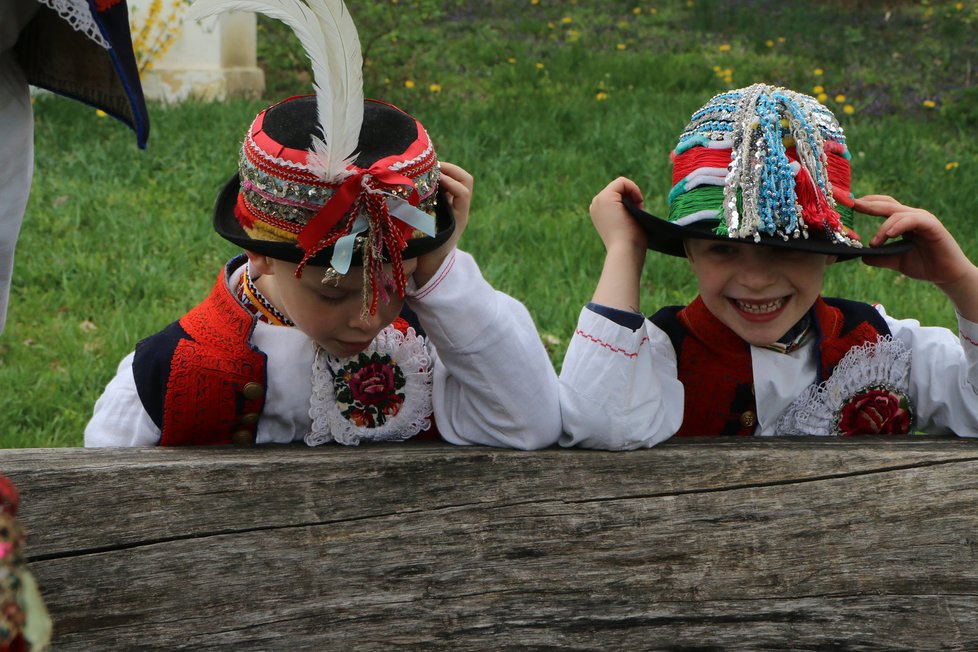 Chlapci z Nivnice ve svém tradičním kroji.