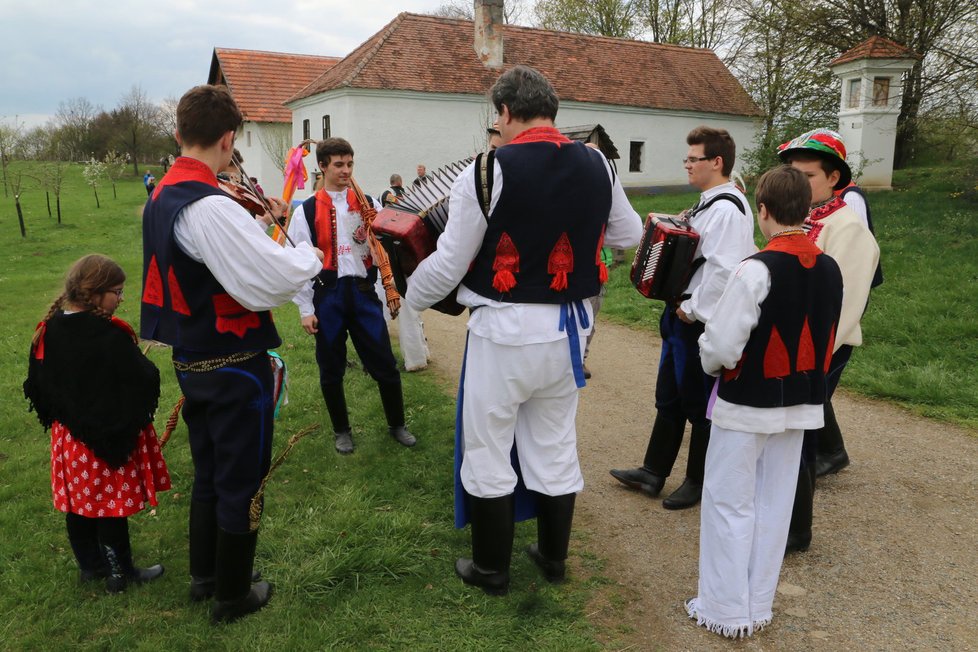 Velikonoční program ve strážnickém skanzenu se nemůže obejít bez folkloristů s pletenou pomlázkou. Tuhle si přinesli mladíci z Nivnice.