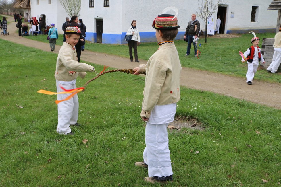 Velikonoční pomlázky lákaly chlapce z Nivnice k nejrůznějšímu měření sil.