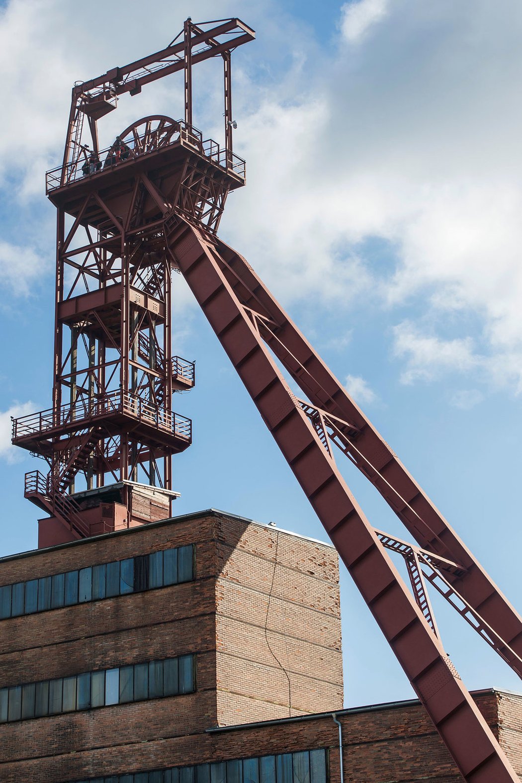 V rámci prohlídky skanzenu Žacléř je možnost vydat se na 52 m vysokou těžní věž, ze které se naskytne pohled na panorama Krkonoš. Návštěvník se dostane i do podzemí, pozná uhelnou sloj a ve strojovně byl zachován původní těžní stroj.