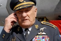 Zemřel jeden z posledních pilotů RAF: Noční letec Škarvada, který přežil koncentrák