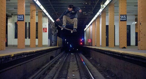 Úlet! Bláznivý skějťák přeskakuje metro, ale napoprvé to nevyšlo