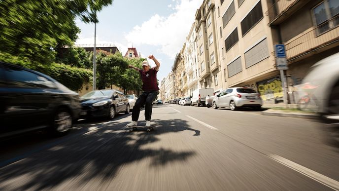 Skateboardisti se utkají v jedné z nejstrmějších ulic Prahy