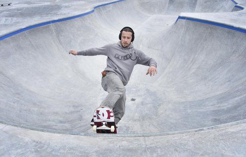 Češi propadli skateboardům: Města budují parky jako o závod, platí je z dotací