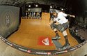 Tony Hawk v nejčastější póze večera - trik tailslide