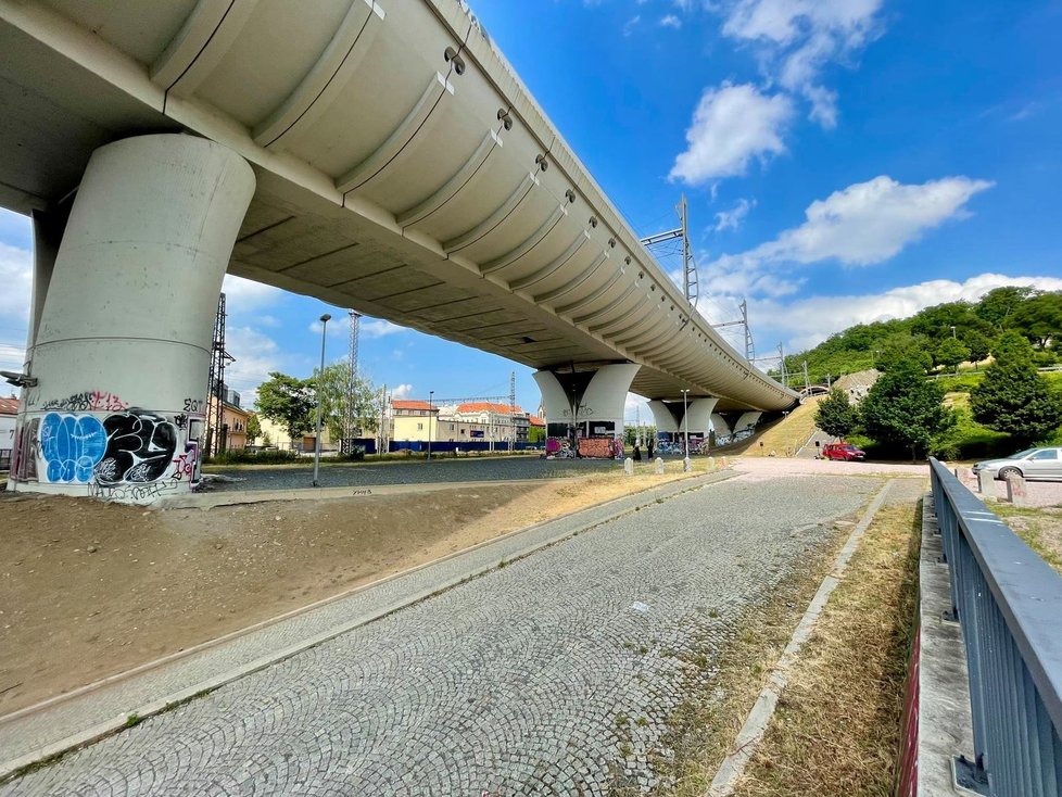 Praha 3 by chtěla pod železničním mostem u paty Vítkova nový skatepark. Pozemek ale patří ČD a ty zde chtějí parkoviště