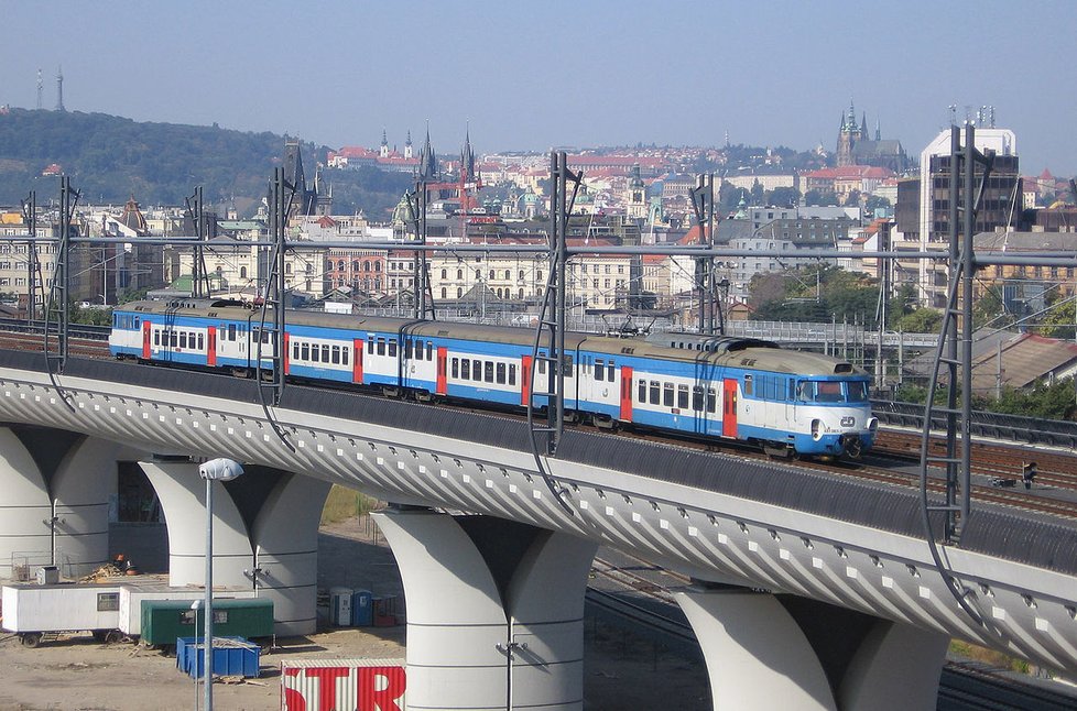 Praha 3 by chtěla pod železničním mostem u paty Vítkova nový skatepark. Pozemek ale patří ČD a ty zde chtějí parkoviště