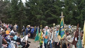 Během slavnostního ceremoniálu obsypaly Ivančenu skoro tři tisícovky skautů