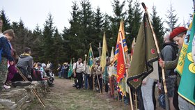 Během slavnostního ceremoniálu obsypaly Ivančenu skoro tři tisícovky skautů