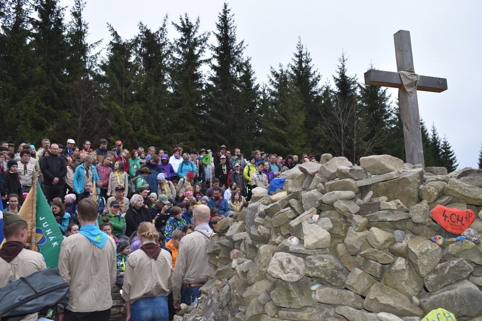 Během slavnostního ceremoniálu obsypaly Ivančenu skoro tři tisícovky skautů