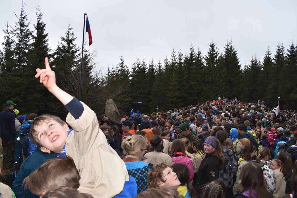 Během slavnostního ceremoniálu obsypaly Ivančenu skoro tři tisícovky skautů
