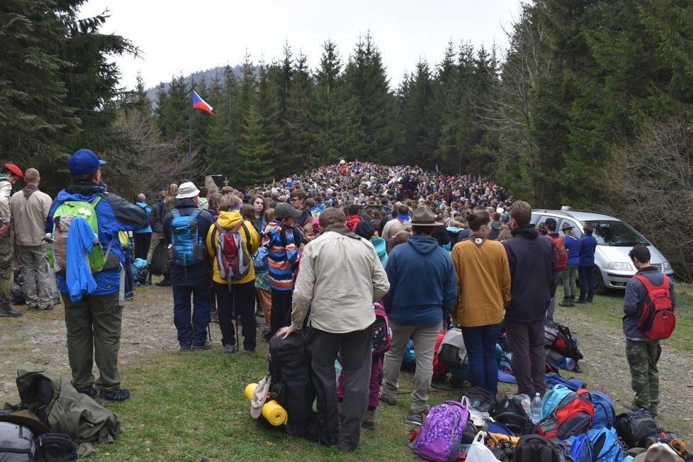 Během slavnostního ceremoniálu obsypaly Ivančenu skoro tři tisícovky skautů