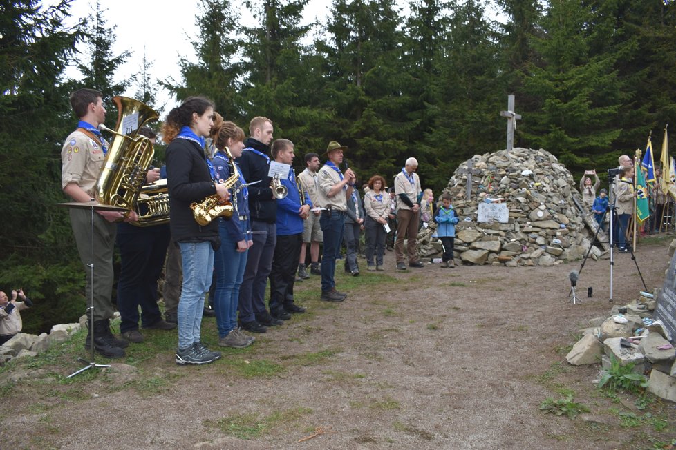 Během slavnostního ceremoniálu obsypaly Ivančenu skoro tři tisícovky skautů