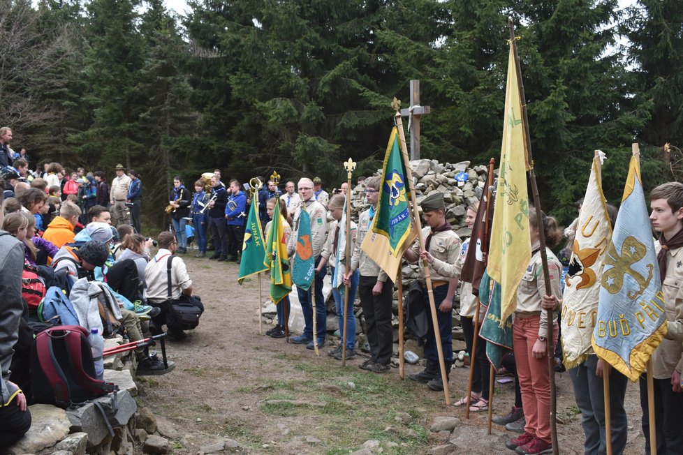Během slavnostního ceremoniálu obsypaly Ivančenu skoro tři tisícovky skautů