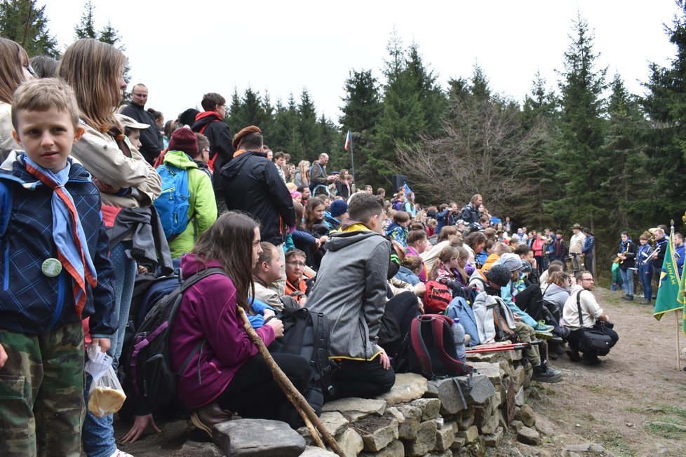 Během slavnostního ceremoniálu obsypaly Ivančenu skoro tři tisícovky skautů