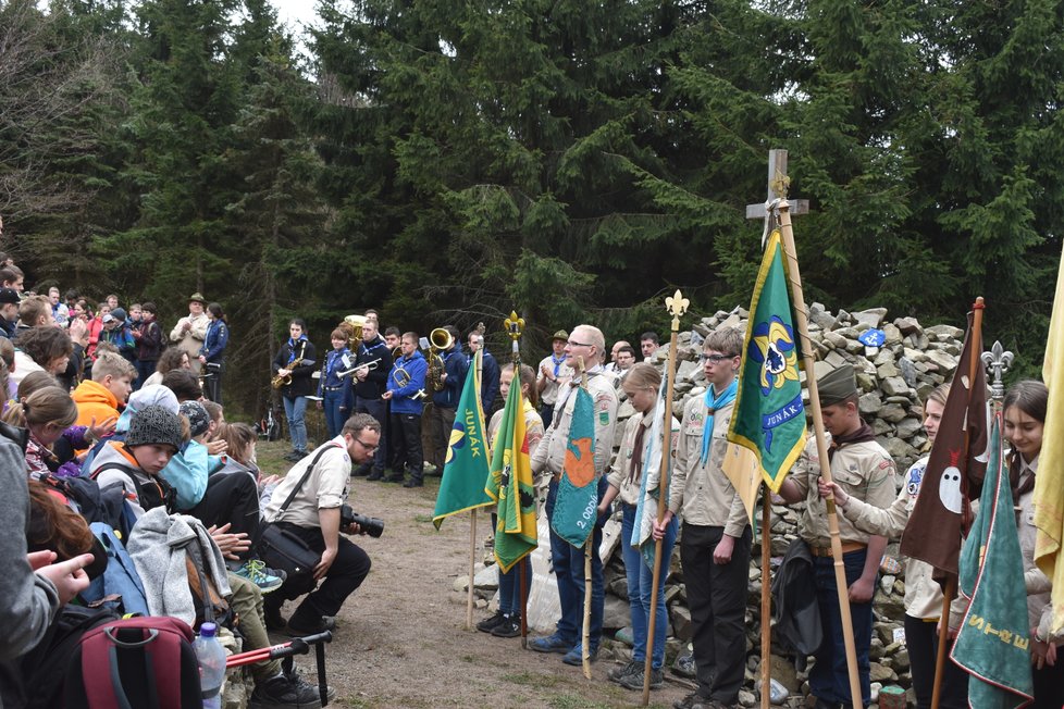 Během slavnostního ceremoniálu obsypaly Ivančenu skoro tři tisícovky skautů