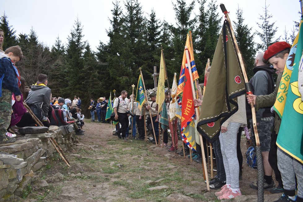 Během slavnostního ceremoniálu obsypaly Ivančenu skoro tři tisícovky skautů