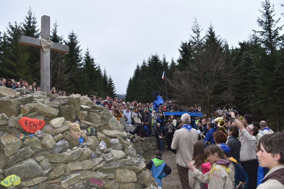 Během slavnostního ceremoniálu obsypaly Ivančenu skoro tři tisícovky skautů