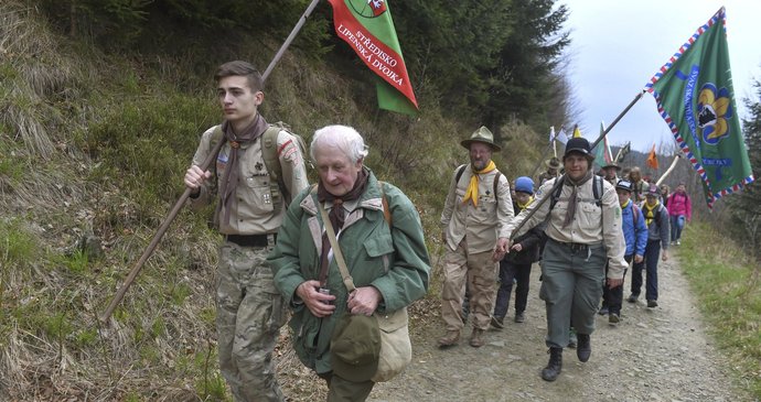 Stovky skautů a skautek z celé České republiky uctily 23. dubna u mohyly na Ivančeně pod Lysou horou v Beskydech památku popravených skautů, kteří se zapojili do protinacistického odboje.