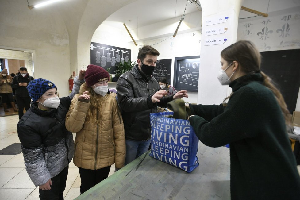 Skautský institut sbírá věci na pomoc Ukrajině. Hodí se spacáky, powerbanky, stan, léky i obvazy
