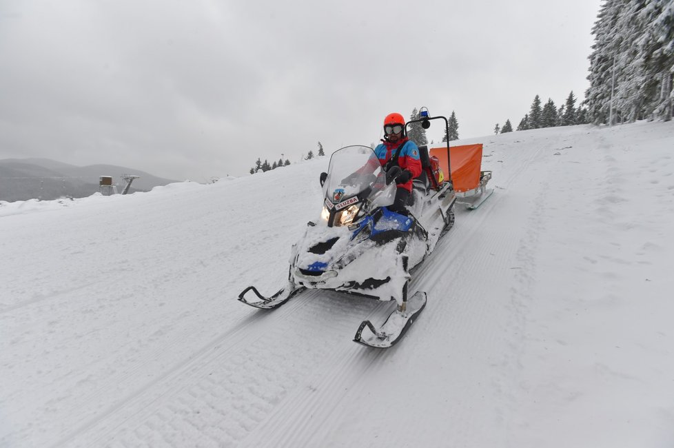 Ve skiareálu Bublava na Sokolovsku, kde na konci října způsobila vichřice Herwart milionové škody, začala 14. prosince 2017 lyžařská sezona.