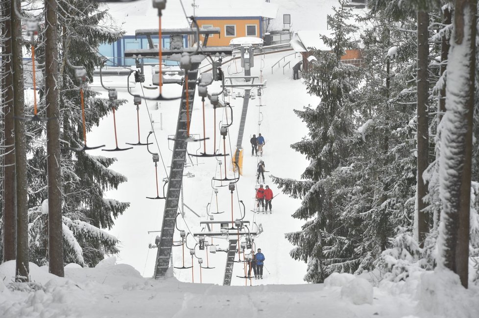 Ve skiareálu Bublava na Sokolovsku, kde na konci října způsobila vichřice Herwart milionové škody, začala 14. prosince 2017 lyžařská sezona.