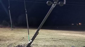 Mladík v audi vjel ve skiareálu Chmelná na sjezdovku a narazil do lanovky