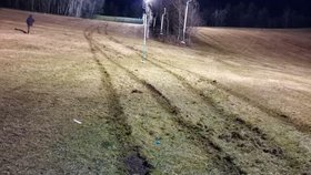 Mladík v audi vjel ve skiareálu Chmelná na sjezdovku a narazil do lanovky
