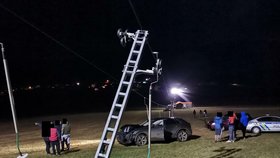 Mladík v audi vjel ve skiareálu Chmelná na sjezdovku a narazil do lanovky