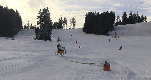 Ve skiareálu Lipno čeká na lyžaře nános čerstvého sněhu.