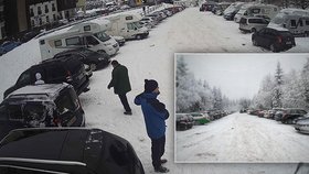 Kolaps na horách: Češi vyrazili za sněhem, policie uzavřela příjezd do Bedřichova   