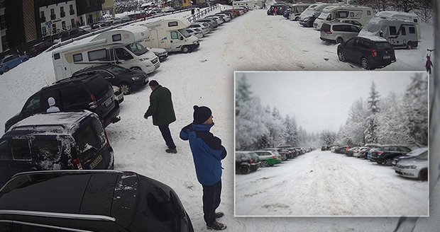 Kolaps na horách: Češi vyrazili za sněhem, policie uzavřela příjezd do Bedřichova   