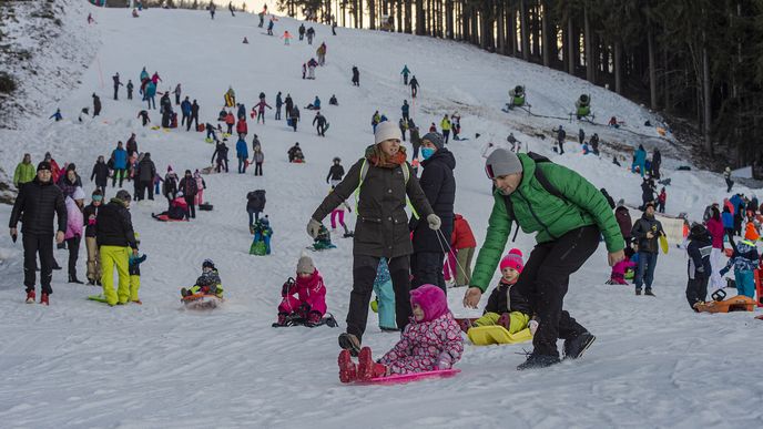 Uzavírkám navzdory: Češi zaplnili hory.  Skiareály chtějí zpátky řád