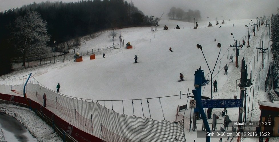 Skiareál Stupava na Slovácku je již plný lyžařů.