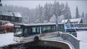 Autobus zůstal viset nad řekou Úpou.