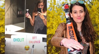 Nahá česká skirosařka se radila v koupelně s fanoušky: Mám se oholit?