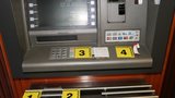 Kradli lidem peníze přes bankomat v centru Prahy. „Prali“ je v USA