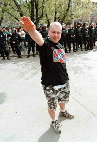 Hajlující český naziskinhead.