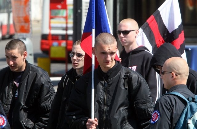 Naziskinheadská demonstrace v Česku.