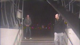 Kamery zachytily útočníky při vstupu do metra