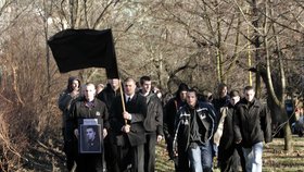 Pátek 25. ledna 2008: Pohřeb Kučery se stal demonstrací antifašistických skinheadů