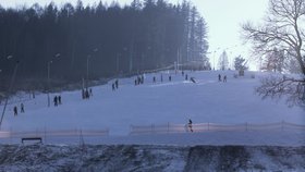 Takto to vypadalo v neděli ve Skiparku Filipov, na svahu byly stovky lyžařů.