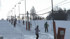 Takto to v neděli vypadalo ve Skiparku Filipov. Netvořily se sice fronty, ale nabídku lyžovat využilo několik set lyžařů.