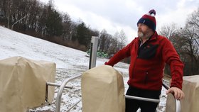 Provozovatel lyžařského areálu Skipark Filipov Luboš Žák (59) u osiřelých turniketů.