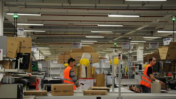 Sklad logistické a zásilkové firmy Amazon v Německu