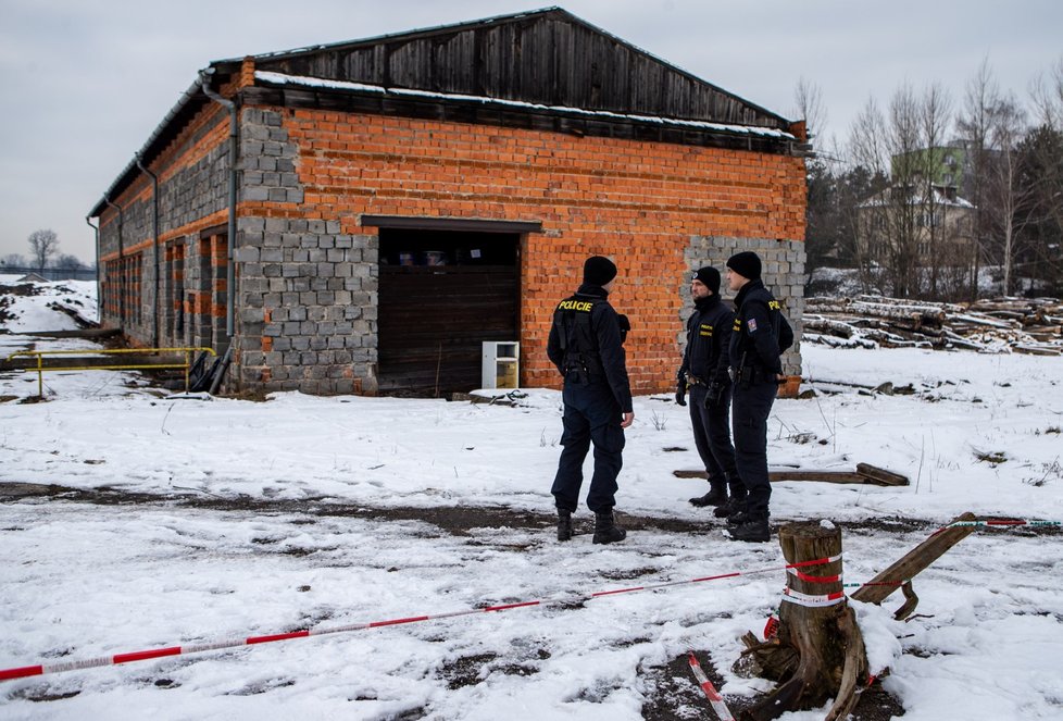 Ve skladu ve Starém Městě u Frýdku-Místku začaly  za asistence policie práce na likvidaci barelů s nebezpečným odpadem.